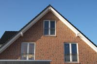 Klassisches Doppelhaus in Sendenhorst Albersloh, sichtbare Pfettenköpfe, Außengitter Fenster, Giebel Gartenseite, Garage