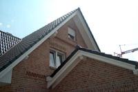 Friesenhaus, Landhaus, Massivhaus in Drensteinfurt (Sendenhorst, Ahlen), Satteldachgarage, Gaube, Verzierungen Fassade