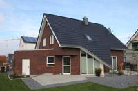 Individuelles Massivhaus in Beckum (Ahlen, Hamm), Keller, Erdwärmeheizung, Spitzdach, Erker als Dreieck ausgebildet