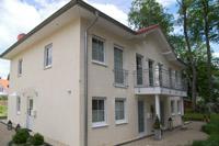 Stadtvilla in Osnabrück (Georgsmarienhütte), Massivhaus, Putzbau, Balkon, Säulen, Walmdach, Sprossenfenster, Kamin