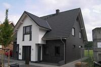 Architektenhaus in Vreden, Südlohn, Stadtlohn, Frontspieß, Säulen, farbige Fenster, Haustür flügelüberdeckendes Türblatt