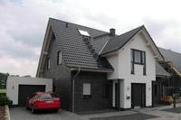 Architektenhaus in Vreden, Südlohn, Stadtlohn, Frontspieß, Säulen, farbige Fenster, Haustür flügelüberdeckendes Türblatt