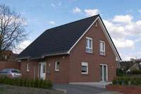 Klinkerbau mit Satteldach, Dachschleppe, Sole Wärmepumpenheizung, Effizienzhaus 70, Dreischeibenverglasung, FBH