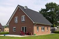 Klinkerbau mit Satteldach, Dachschleppe, Sole Wärmepumpenheizung, Effizienzhaus 70, Dreischeibenverglasung, FBH