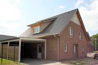 Landhaus in Stadtlohn, Giebel mit Holzverkleidung, Sibirische Lärche unbehandelt, Massivhaus im Landhaus Stil, Neubau, Erdwärme