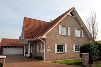 Klassisches Landhaus in Emsbren - Emsland (Spelle, Salzbergen), Fensterlden, Klapplden, Sandstein Verzierungen