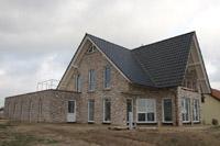 Massivhaus Landhaus, Neuenkirchen bei Bramsche, Rundbogen-Haustür, Garagen-Anlage, Balkon, Loggia, Dachterrasse