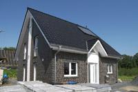 Massivhaus in Solarsiedlung in Münster, Solaranlage, Putz-Applikationen in der Fassade, Effizienzhaus Bauweise, massiv