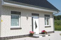 Einfamilienhaus in Münster Angelmodde, Solarsieldung, weißer Verblendstein, dunkler Sockel, Solaranlage Warmwasser