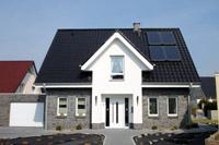 Massivhaus Hausbau Lengerich, NRW, Solaranlage, Fronspieß, Haustür überdacht, Lisenen Putz - Klinker, Satteldach