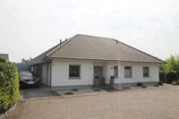 Massivhaus Bungalow in Senden (Lüdinghausen, Ascheberg, Nottuln), überdachter Freisitz, farbige Fenster, Putzbauweise