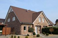 Massivhaus Doppelhaus Neubau NRW, Erdwärmepumpe, Geothermie, 4-Giebel-Haus, Klinker, Eingang zurück springend