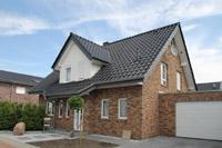 Massivbau Neubau in Lengerich NRW, Dachschleppe, Satteldachgiebel, Effizienzhaus, Erdwärmepumpe, Tiefenbohrung