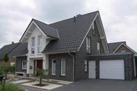 Massivhaus in Stadtlohn (Gescher, Südlohn), Haustür flügelüberdeckend (Flügel), Frontspieß mit Satteldach, Erker