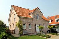 Landhaus Architektur, kleine Dachüberstände, Sandstein Applikationen in der Fassade, 4-Giebel Haus, Sprossen, Rundbögen