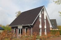 Einfamilienhaus Massivhaus in Raesfeld, NRW, Putzstreifen zur optischen Gliederung der Fassade, Erdwärmepumpe, Klinker