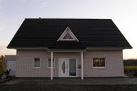 Einfamilienhaus in Selm (Olfen, Lüdinghausen, Lünen, Datteln), Dachschleppe mit Säulen, Spitzerker, Freisitz Terrasse