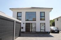 Moderne Stadtvilla, NRW, Putzfassade, Doppelgarage als Fertiggaragen, Wärmepumpe, kontrollierte Wohnraumlüftung