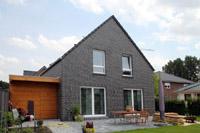Niedrigenergiehaus in Warendorf, Massivhaus, ohne Dachüberstände, Satteldach, Reformziegel, Erdwärmepumpe, KfW 70
