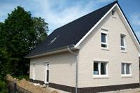 Massivhaus, weißer Klinker mit Satteldach, Solaranlage, Tondachziegel, Dreifachverglasung, Fußbodenheizung, DFF