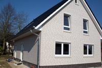 Massivhaus, weißer Klinker mit Satteldach, Solaranlage, Tondachziegel, Dreifachverglasung, Fußbodenheizung, DFF