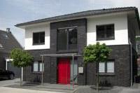Moderne Stadtvilla im Ruhrgebiet, Lisenen, farbige Fenster, Vollkeller, Erdwärmeheizung, Klinker- Putz Kombinationsfassade
