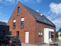 Modernes 3-Giebel-Haus in Münster, NRW - Schildgiebel, Satteldach, Glattziegel, Eingang / Hauseingang überdacht, dunkle Dachrinnen
