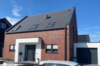 Modernes 3-Giebel-Haus in Mnster, NRW - Schildgiebel, Satteldach, Glattziegel, Eingang / Hauseingang berdacht, dunkle Dachrinnen