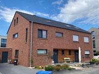 Modernes Doppelhaus, 2 Vollgeschosse in Münster NRW, keine Dachüberstände, Eingangsbereich überdacht mit Holz-Verkleidung