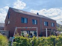 Modernes Doppelhaus, 2 Vollgeschosse in Münster NRW, keine Dachüberstände, Eingangsbereich überdacht mit Holz-Verkleidung