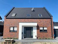 Modernes 3-Giebel-Haus in Münster, NRW - Schildgiebel, Satteldach, Glattziegel, Eingang / Hauseingang überdacht, dunkle Dachrinnen