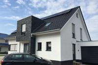 Modernes Haus mit Satteldach in Wallenhorst, 4-Giebel-Haus, Putz- Klinkerfassade, DF-Steine, Eckfenster, Erdwärme, PV-Anlage