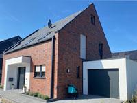 Modernes 3-Giebel-Haus in Mnster, NRW - Schildgiebel, Satteldach, Glattziegel, Eingang / Hauseingang berdacht, dunkle Dachrinnen