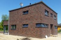 Moderne Stadtvilla in Melle Niedersachsen, Klinkerfassade (2 DF), Dachterrasse, farbige Fenster, Eckfenster, Erdwärmepumpe