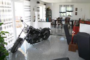Motorrad im Wohnzimmer