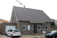 Neubau Niedrigenergiehaus in Gronau, KfW 70 Hausbau, Pfettenköpfe verkleidet, Dachschleppe, Dreieckfenster, Klinker