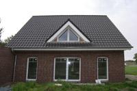 Klassisches Massivhaus in Kattenvenne, Geothermie / Tiefenbohrung für Erdwärmepumpe, Dreieckgaube, Dreieckfenster