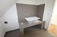 Abstellraum mit Podest für Waschmaschine und Trockner im DG