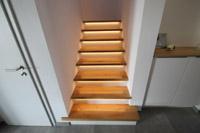 Podesttreppe aus Beton mit einem Oberbelag aus Holz und LED Beleuchtung / massive Podest-Treppe mit Holzbelag