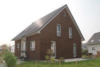 Massivhaus Effizienzhaus in Melle (Bissendorf, Bad Rothenfelde, Hilter), Pultdach Ausbau, Dachschleppe, Klinker Putz