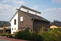 Pultdach Massivhaus, Klinker, Putz, Erdwärme (Sole), farbige Fenster und Haustür flügelüberdeckend, Geräteraum