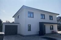 Putzbau Stadtvilla in Menden, Fertiggarage, Eingangsbereich / Eingang überdacht, Walmdach, Erdwärmepumpe, Effizienzhaus