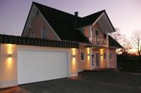 Mediterranes 4-Giebel- Haus bei Damme, Vechta (Cloppenburg), Fensterfaschen, Ecklisenen, Säulen, Balkon, Doppelgarage