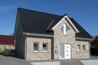 Erdwärmehaus in Erdwärmesiedlung Lengerich NRW, Rautenfenster, Ausbau mit Satteldach, Geräteraum, Dreifachverglasung