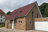 Neubau Haus, Drei-Giebel-Haus, Dachschleppe mit Säulen, Dachflächenfenster Velux Energy Star, Doppelgarage, Klinkerfassade