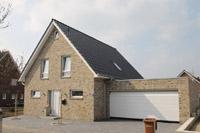Satteldach Massivhaus, junge Familie, Erdwärmepumpe, Dachflächenfenster mit Dreifachverglasung (Velux Energy Star)