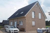 Satteldachhaus in Georgsmarienhütte, Drei-Giebel-Haus, Herrengiebel, Kapitänsgiebel, Erdwärmepumpe, Tiefenbohrung, KfW Effizienzhaus 55
