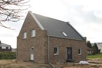Massivhaus im englischen Stil / Landhausstil mit Schilddachgiebel, Ecklisenen in Melle, Niedersachsen, Erdwärmepumpe