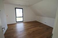 Innen farbige Fenster, Parkettbelag im Dachgeschoss