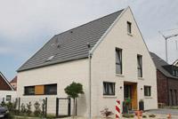 Modernes Einfamilienhaus mit Satteldach in Greven, Schildgiebel, heller Klinker, Holz-Verschalung, Eingang / Haustür überdacht / Raffstoren, Erdwärme uvm.